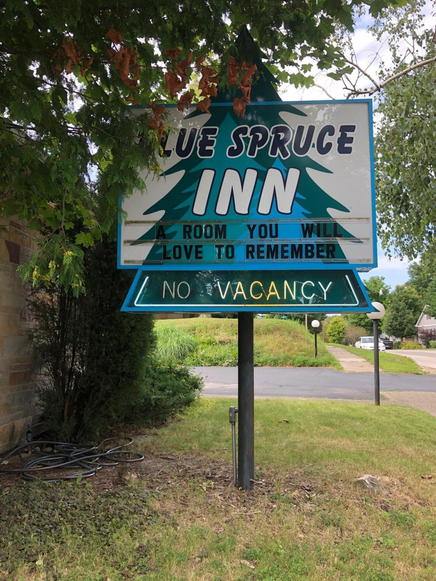 Ludington Blue Spruce Inn Bagian luar foto