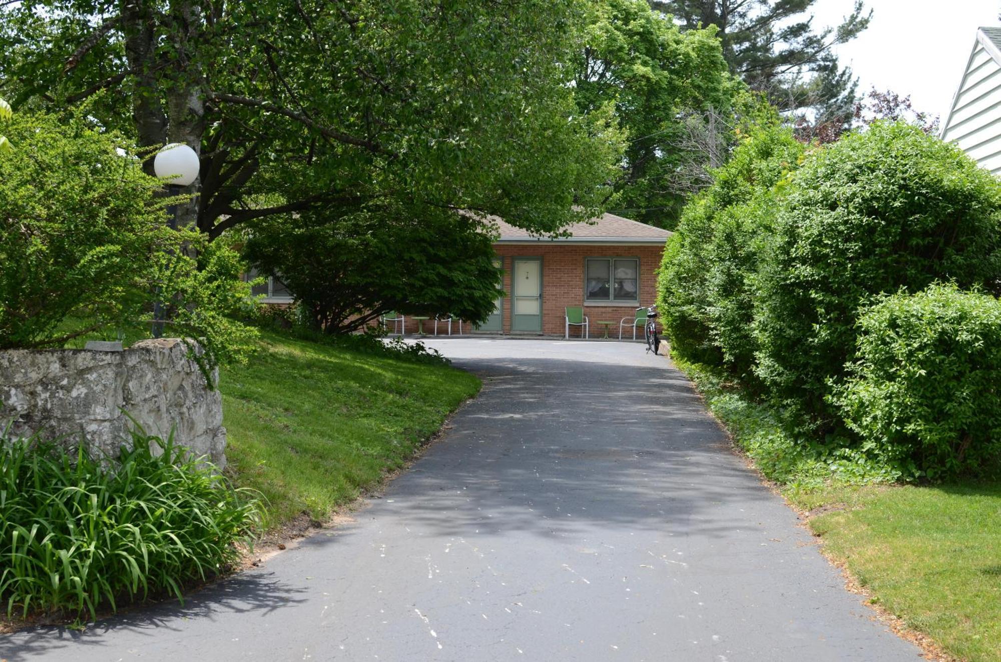 Ludington Blue Spruce Inn Bagian luar foto