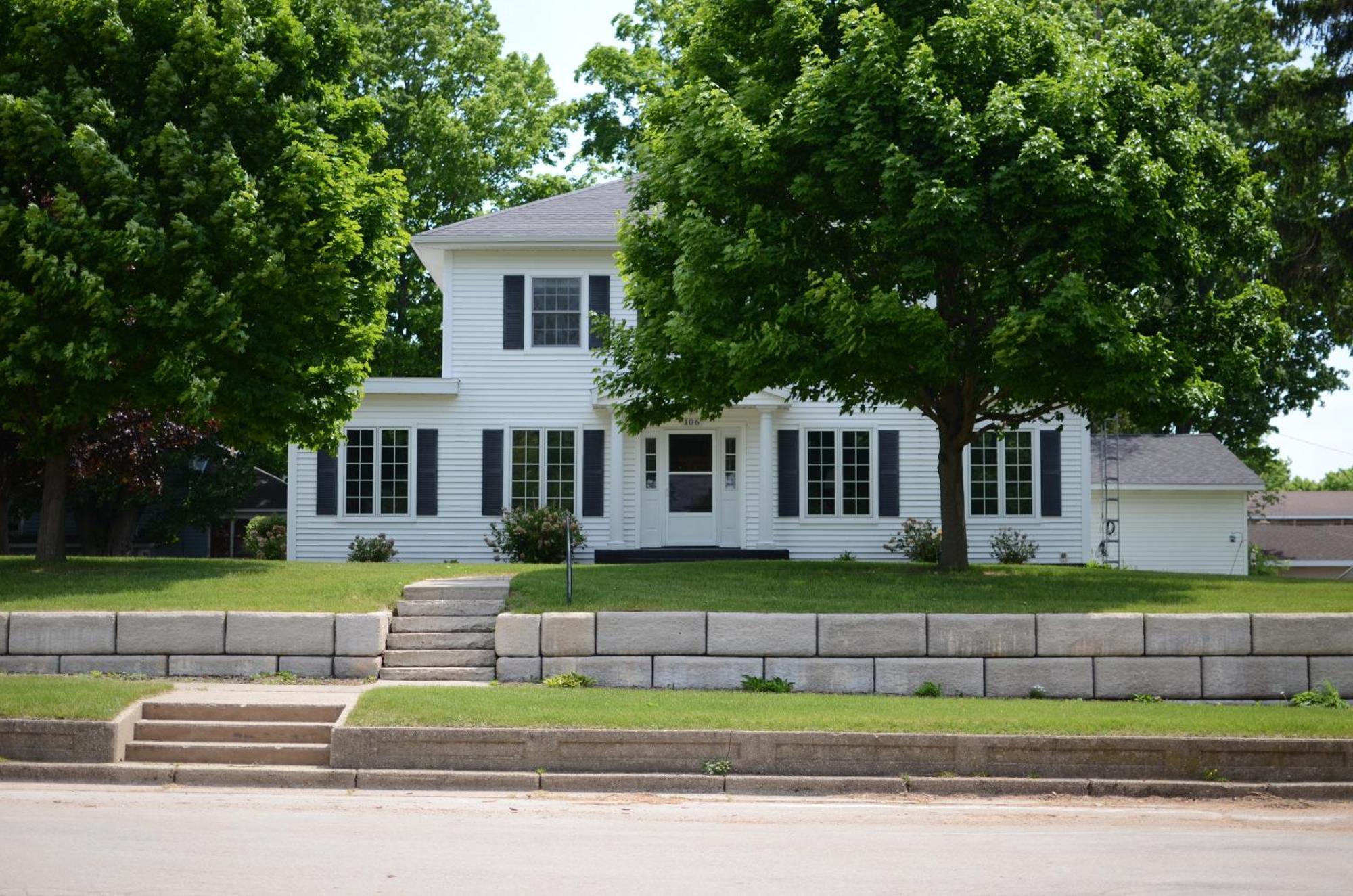 Ludington Blue Spruce Inn Bagian luar foto