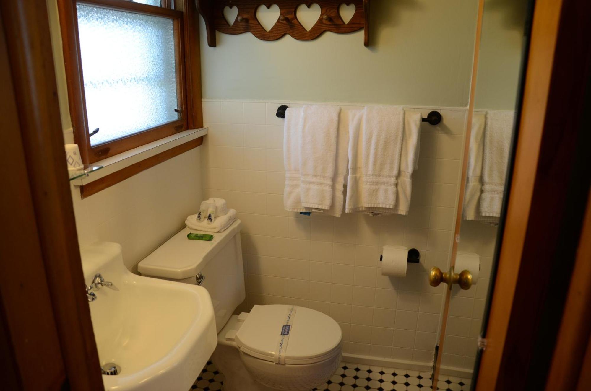 Ludington Blue Spruce Inn Bagian luar foto