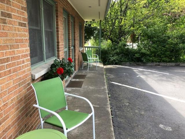 Ludington Blue Spruce Inn Bagian luar foto